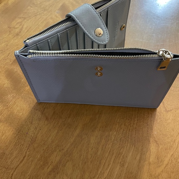 Elegant Gray Wallet with Gold Detail - Picture 7 of 10